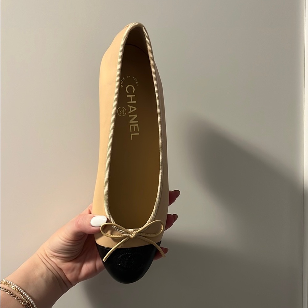 Brand new never worn Chanel Women's Beige and Black Ballet Flats